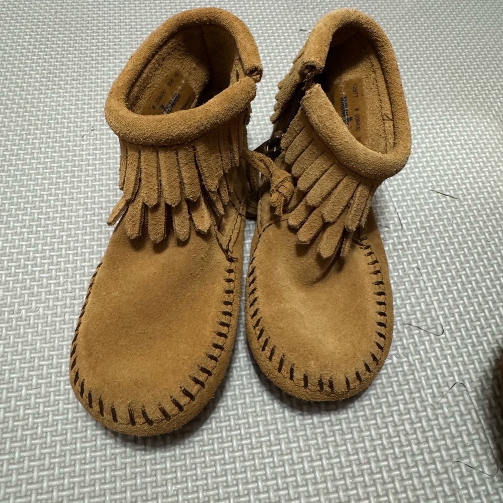 Minnetonka Kids Fringe Moccasins in Tan